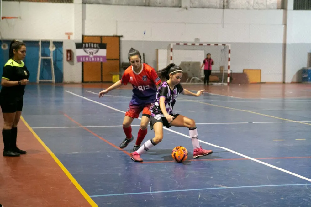 Deportivo Fénix gana, gusta y sigue al tope de las posiciones