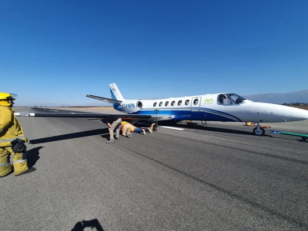 El nuevo avión de Río Negro pinchó cubiertas y tuvieron que cerrar el aeropuerto de Salta