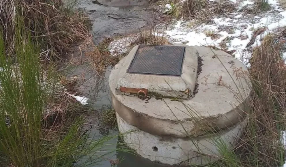 Vecinos denuncian que continúa el vertido de líquidos cloacales sin tratar al lago Nahuel Huapi