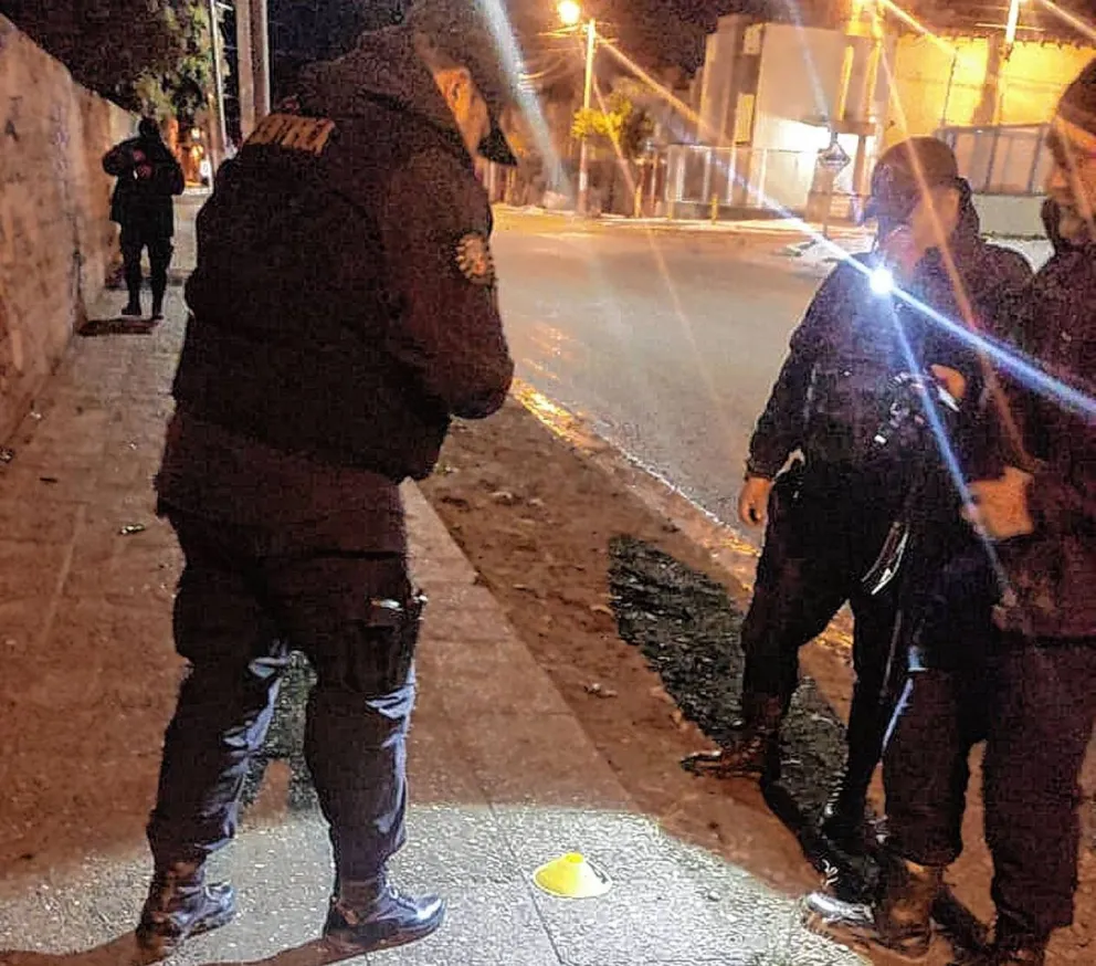 Dos jóvenes apuñalados tras descomunal gresca frente a la Escuela 153 del barrio Quirno Costa