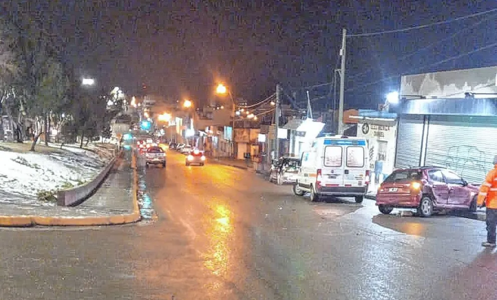 Conductora lesionada tras fuerte colisión nocturna en Malvinas y Rivadavia