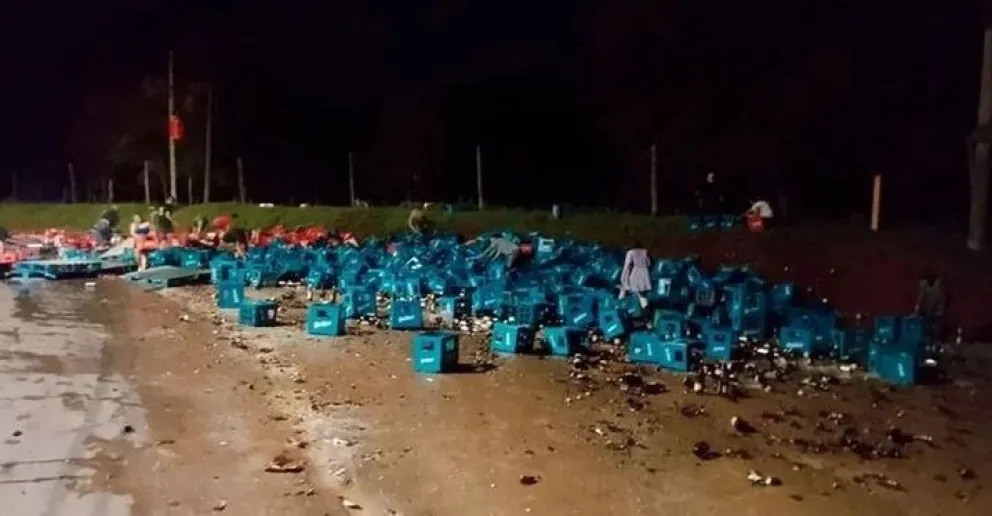 Video: volcó un camión de cervezas y los vecinos se llevaron todo