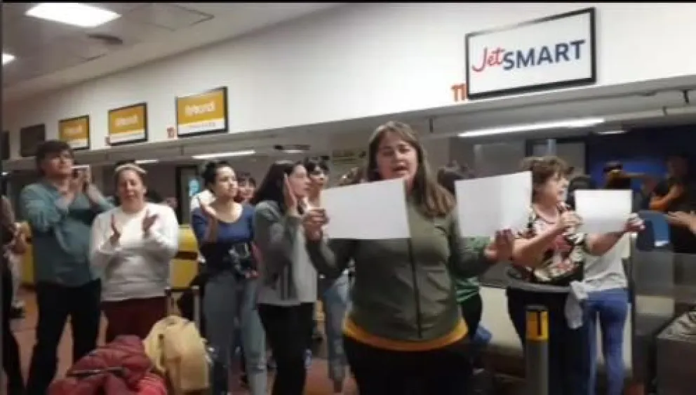 El avión de Río Negro provocó un caos con turistas que quedaron varados en el aeropuerto de Salta