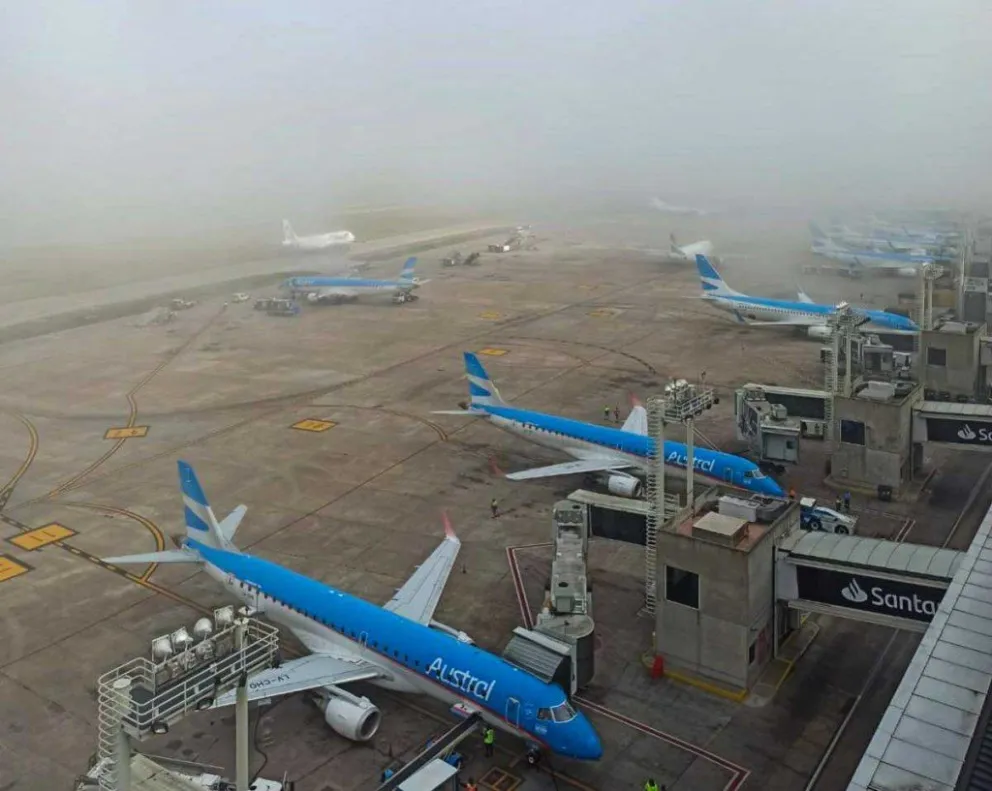 Más de 100 vuelos fueron cancelados o demorados por la niebla en el AMBA