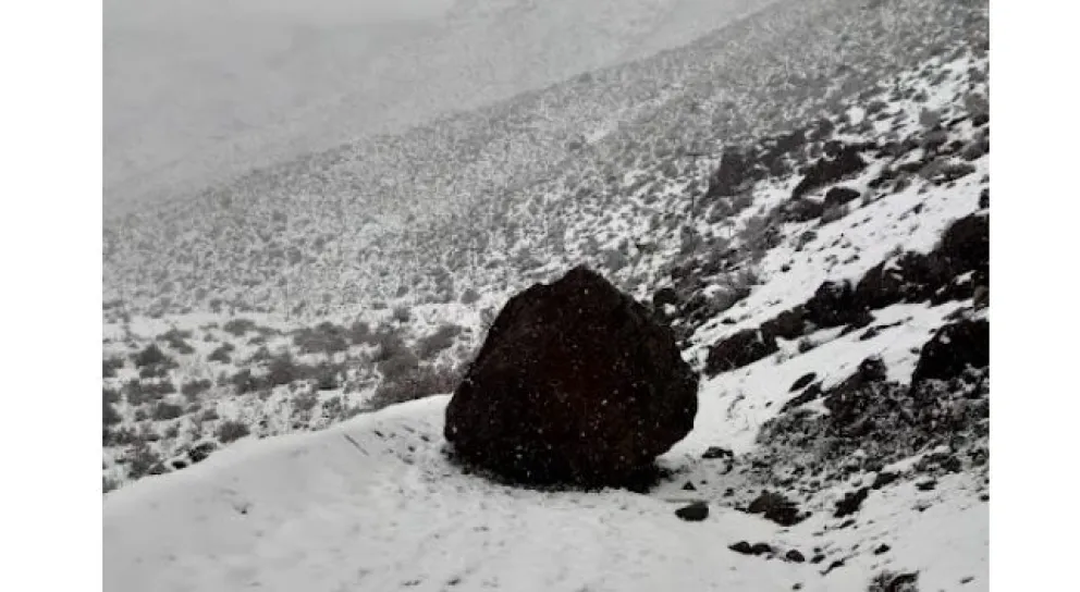 Arroyo Las Minas, incomunicado por la caída de una enorme roca sobre el camino 