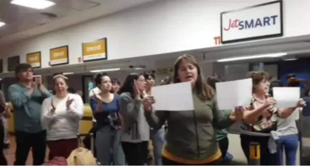 El avión de Río Negro provocó un caos con turistas que quedaron varados en el aeropuerto de Salta
