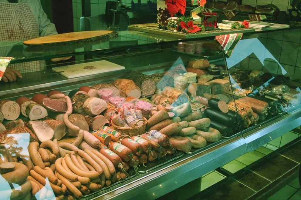 Por problemas con las importaciones, podrían faltar salchichas y salamines en el país