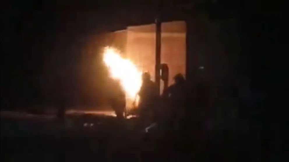 ¡Incontrolable! Bomberos no podían apagar el fuego de un medidor de gas 