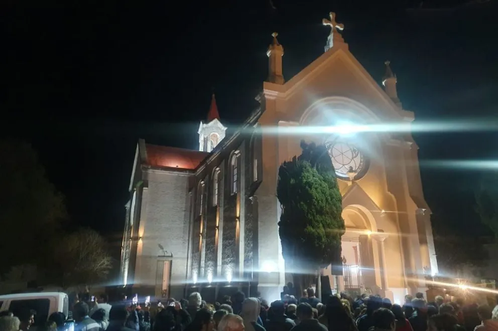Nono encendió su “faro” mediterráneo: inauguró la iluminación de su Iglesia