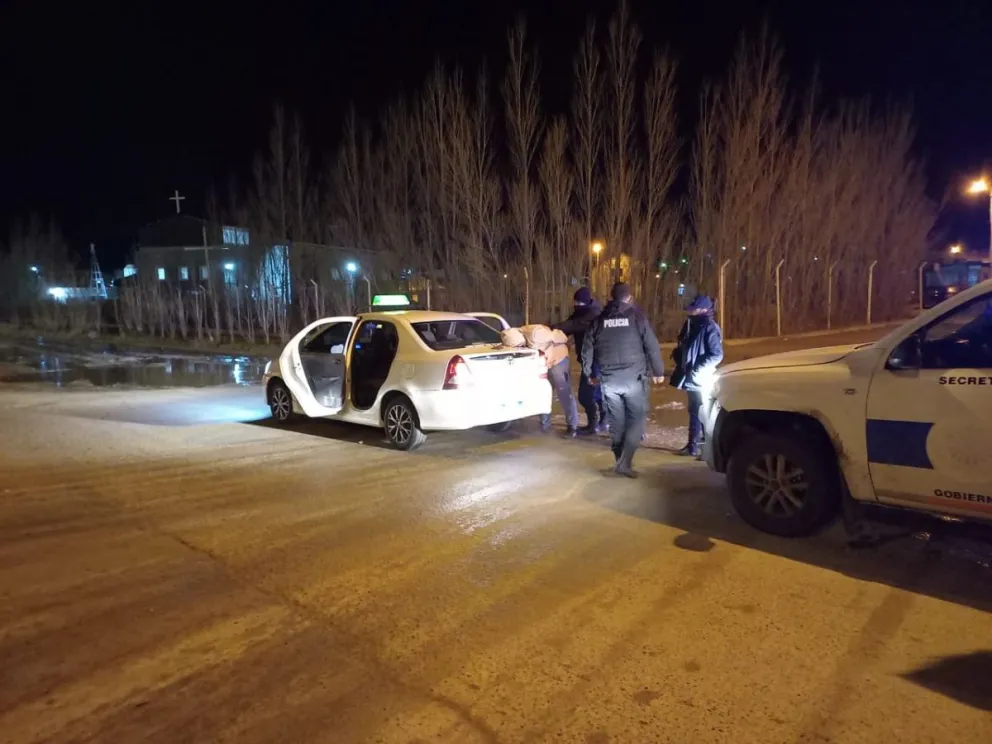 Quiso robarle la recaudación a un taxista y terminó detenido 