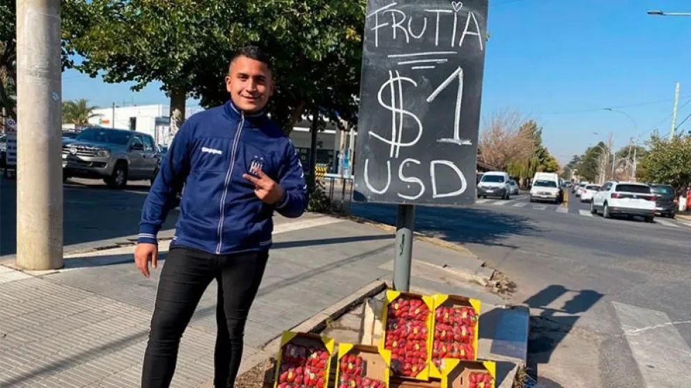 El nuevo “dólar frutía”: un vendedor adoptó una insólita medida para que compren sus frutillas