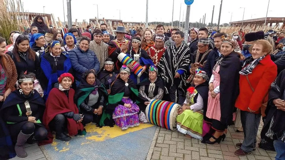 12 artesanas argentinas, entre las tejedoras mapuches que alcanzaron un record mundial con una creación colectiva con técnicas ancestrales