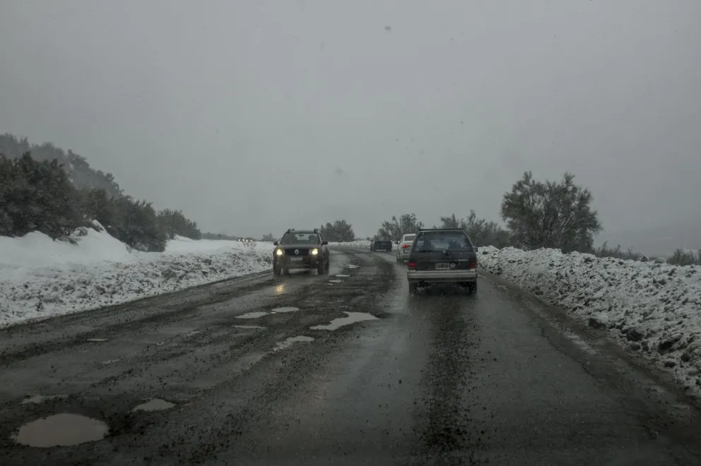 Baches en la ruta 40: aseguran que “se agotó la vida útil” del pavimento