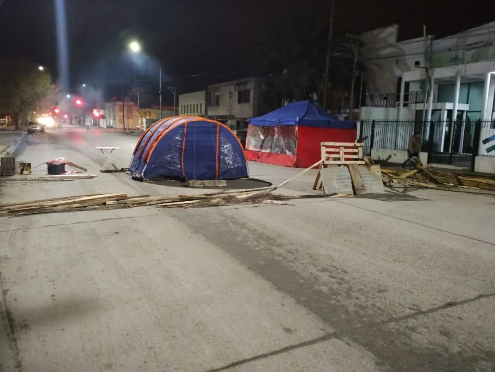 Sigue el acampe de la policía durante toda la noche