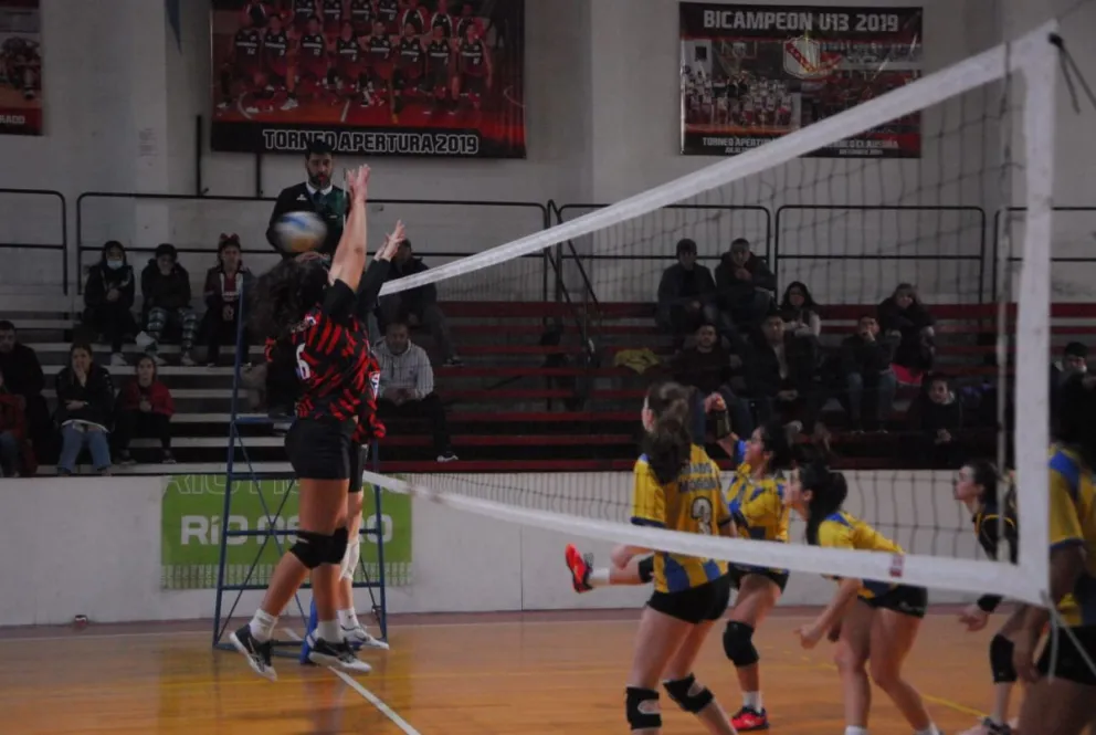 Viedma se llenó de voley y hubo un merecido homenaje