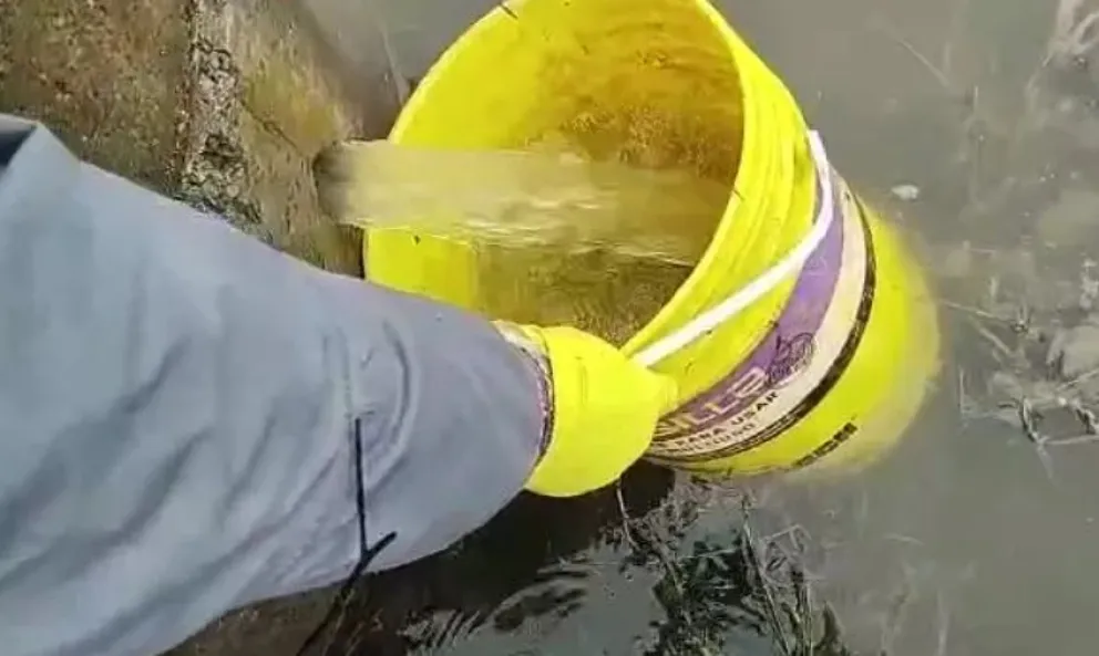 Un vecino calculó que entre el miércoles y ayer, vertieron 2 millones de litros de aguas servidas al Nahuel Huapi