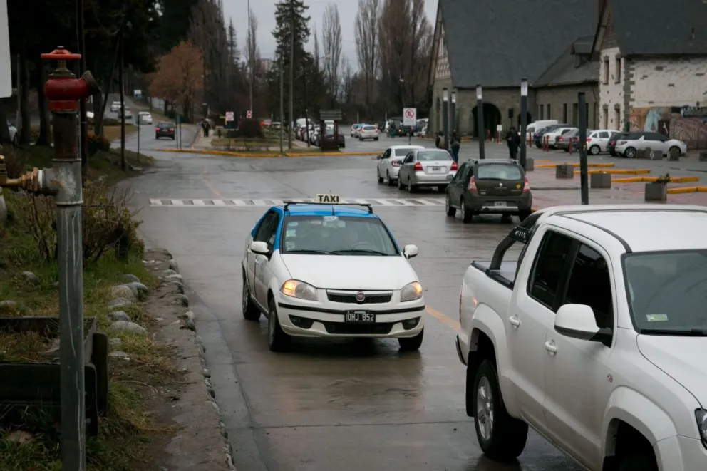 Pese a recuperar los elementos que le robaron, sigue amenazando a un taxista que no tiene nada que ver