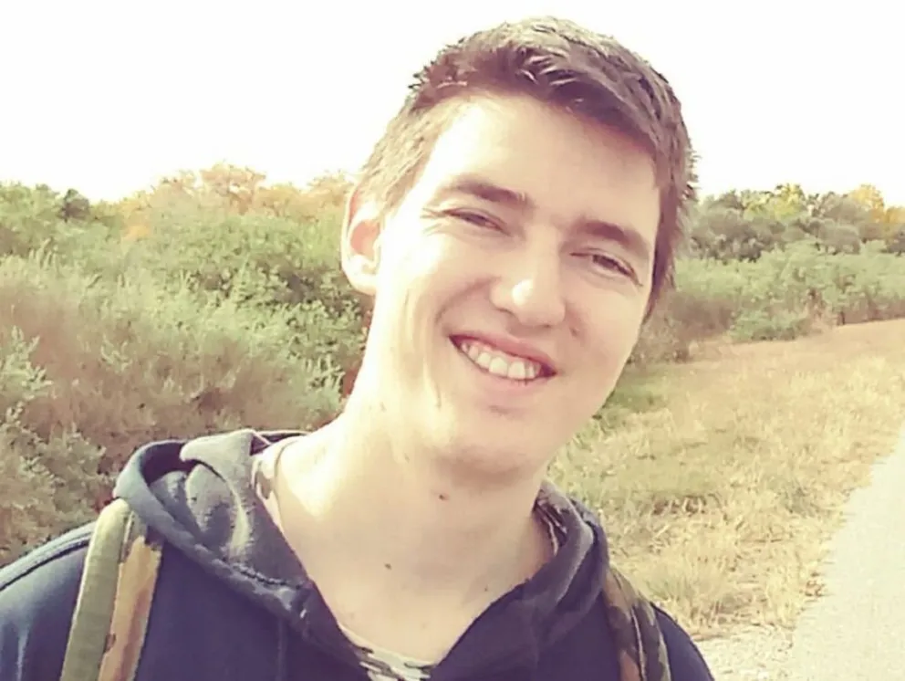 Solicitan el paradero de un joven: encontraron el auto en Villa Larca