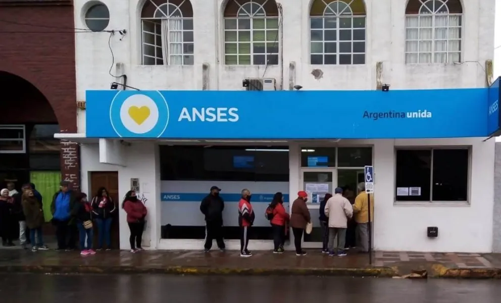 ANSES atiende de tarde para satisfacer la demanda de vecinos que necesitan ayuda para inscribirse
