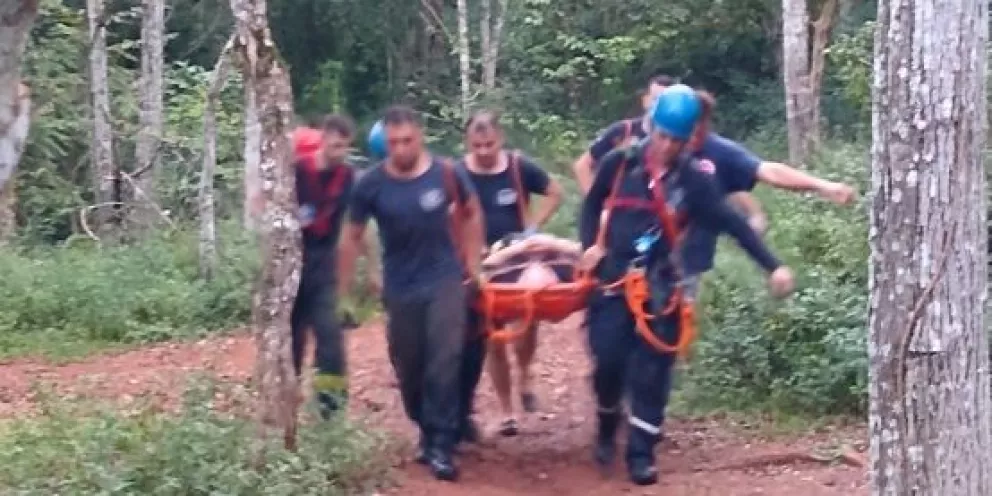 Rescatan a turista que cayó en uno de los saltos del arroyo Mbocay