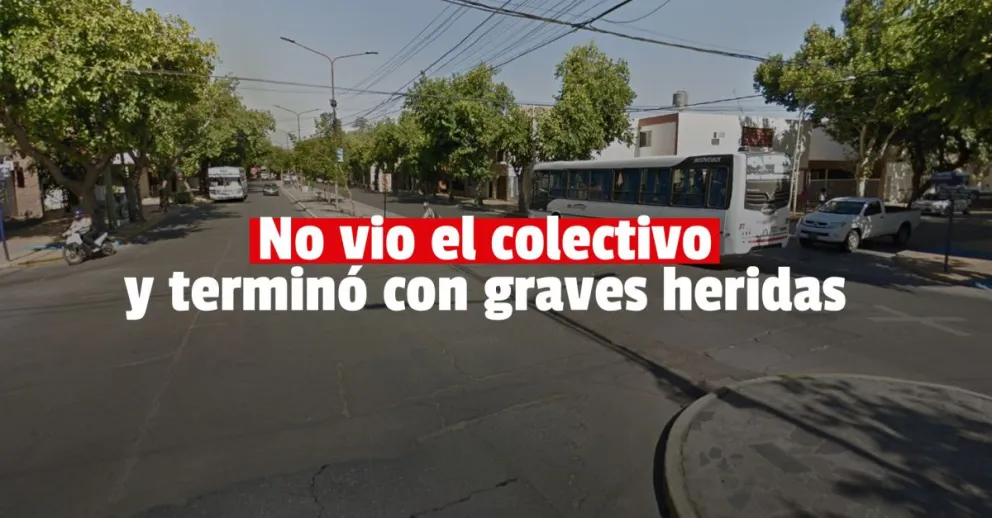 Un motociclista chocó contra un colectivo y terminó inconsciente en el hospital