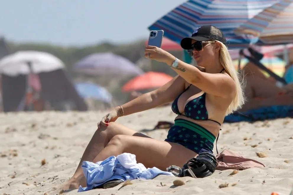 Tras el polémico video Wanda Nara fue fotografiada en las playas de Ibiza