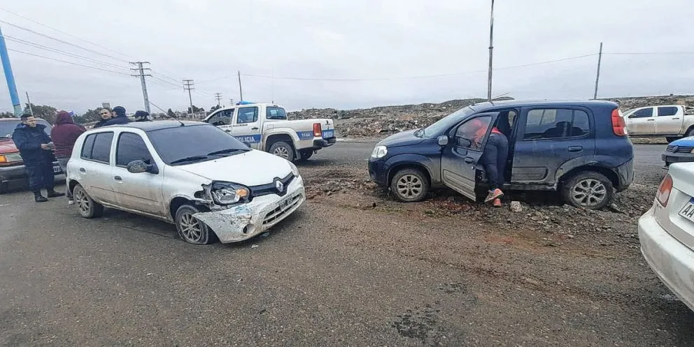 Conductora terminó en el hospital tras  un choque de autos en acceso a Trelew