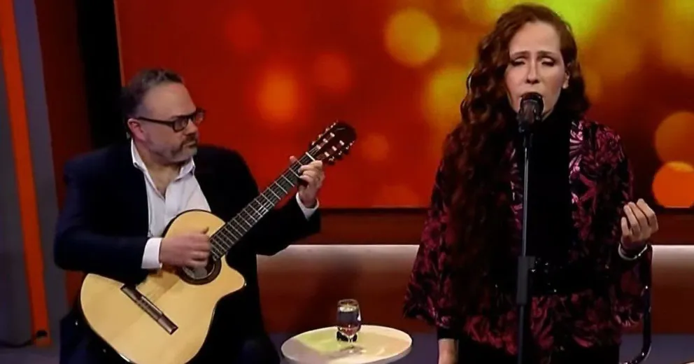 Reapareció Matías Kulfas tras su renuncia, tocando la guitarra en la TV
