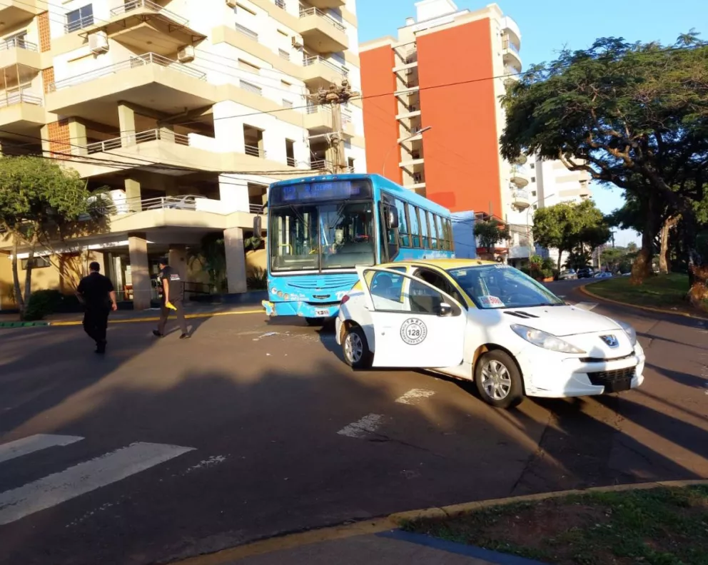 Posadas: choque entre colectivo y taxi dejó una persona hospitalizada 