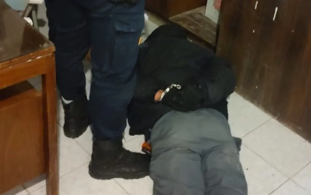 Llegó a su casa, un ladrón estaba en el interior y quiso atacarlo con un cuchillo