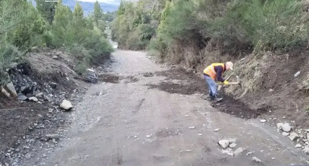 No tiene automóvil pero se solidariza con los vecinos arreglando con la pala el camino al Circuito Arrayán