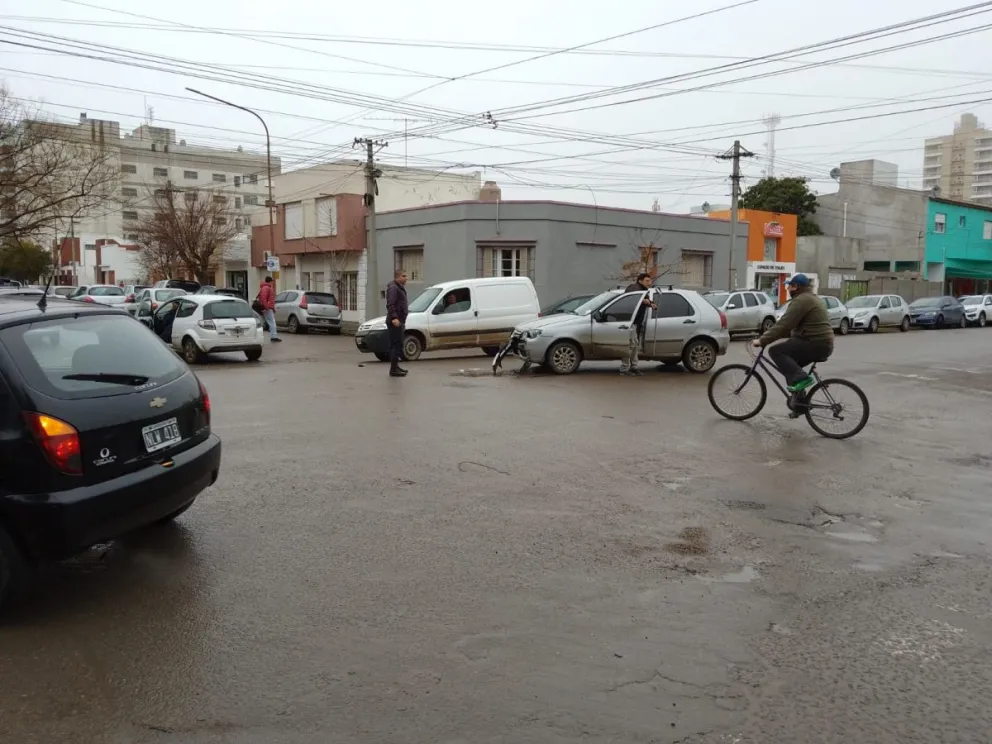 Choque en Alem y Colón: uno de los vehículos era conducido por una persona con muletas 