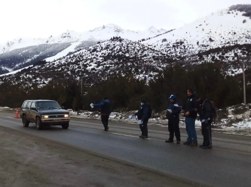 Reclamo: Trabajadores del Catedral reparten panfletos en la ruta de acceso