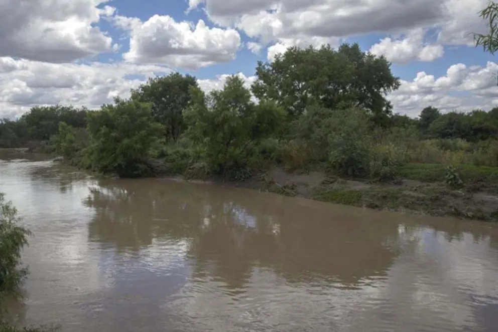 Muerte en el Río Arenales: un hombre en situación de calle habría sido arrojado y ahogado  