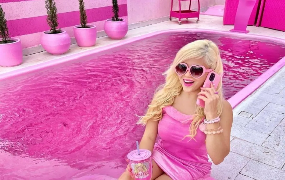 Gastó casi 200 mil dólares para dejar su casa igual a la de barbie: así quedó 