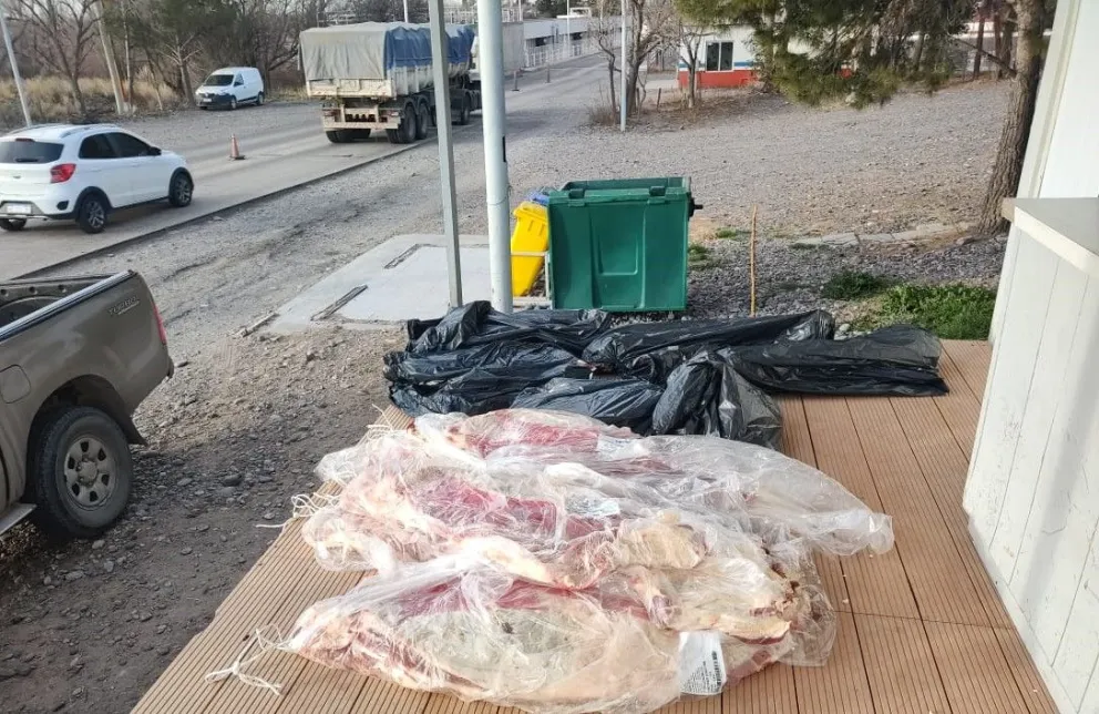 Decomisaron gran cantidad de alimentos sin cadena de frío que traían hacia Bariloche
