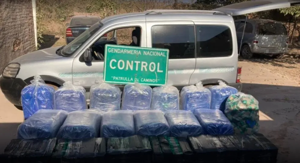 En un auto abandonado encontraron 350 kilos de mercadería ilegal