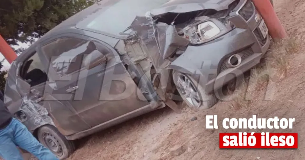 San Martín: chocó contra una pared y terminó enganchado entre dos postes de luz