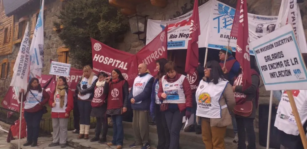 Estatales se movilizaron en el Centro Cívico y respondieron al Gobierno por el balance económico