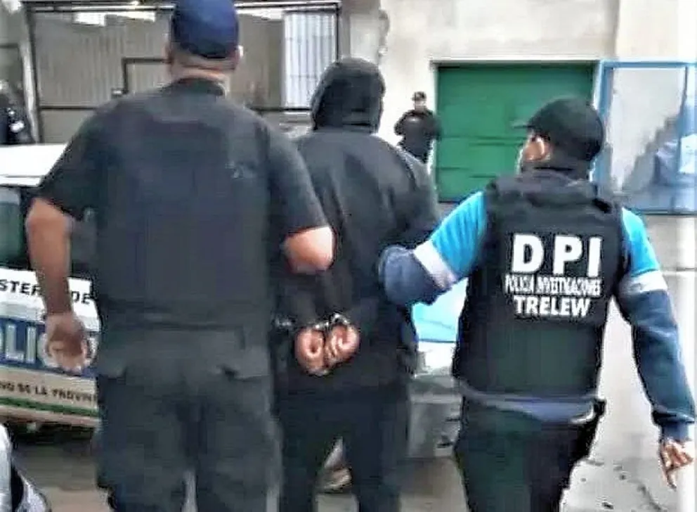 Hallan armas, cosas robadas y droga en allanamiento en Trelew por caso de violencia de género con detenido