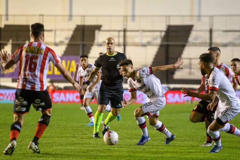 Barracas Central derrotó a Patronato con un polémico arbitraje