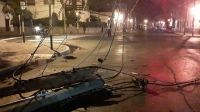 Tránsito obstaculizado: camión se enredó con los cables y terminó tirando un poste 