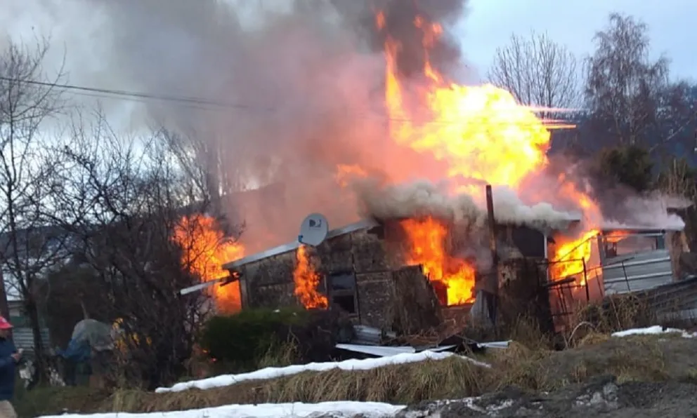 Alerta por el incendio de una casa en El Maiten