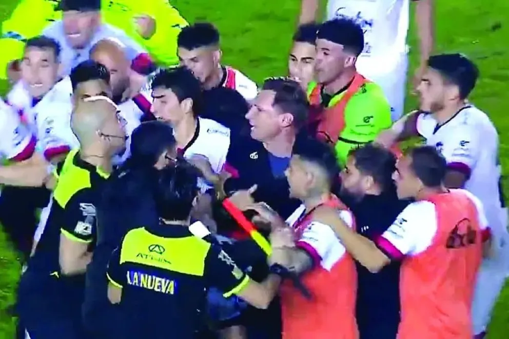 Polémica victoria de Barracas: hay 5 jugadores de Patronato detenidos luego del escándalo al terminar el partido