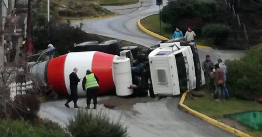 Un camión hormigonero volcó en el zigzag de John O'Connor