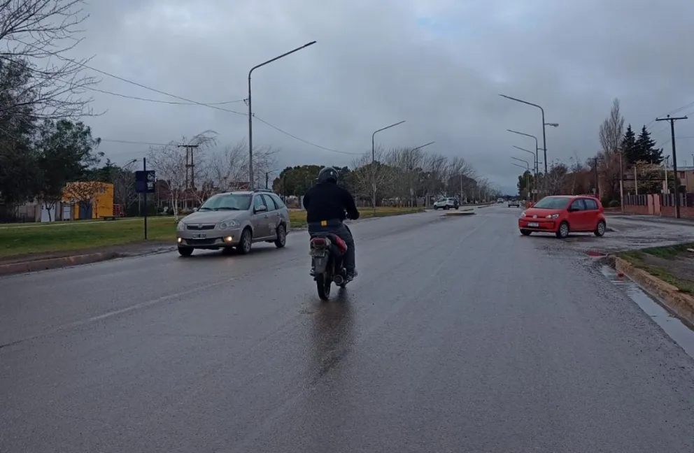 Le arrojaron un proyectil a su auto en circulación para robarle y le pasó a centímetros