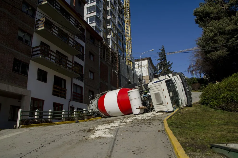 Comenzó el operativo para sacar al camión del zigzag de John O´Connor