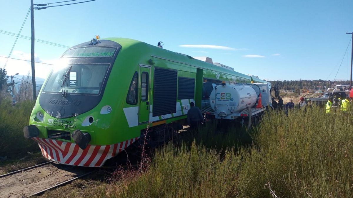 Un camión de la CEB fue embestido por una formación del Tren Patagónico