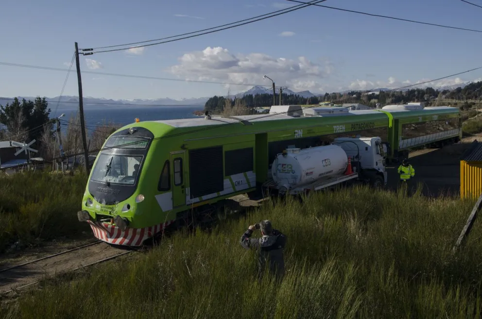 Un camión de la CEB colisionó con una formación del Tren Patagónico