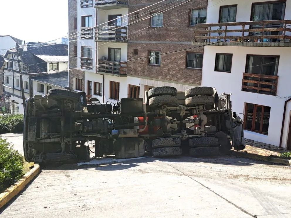Cortaron la circulación en dos intersecciones céntricas por el vuelco del camión hormigonero  